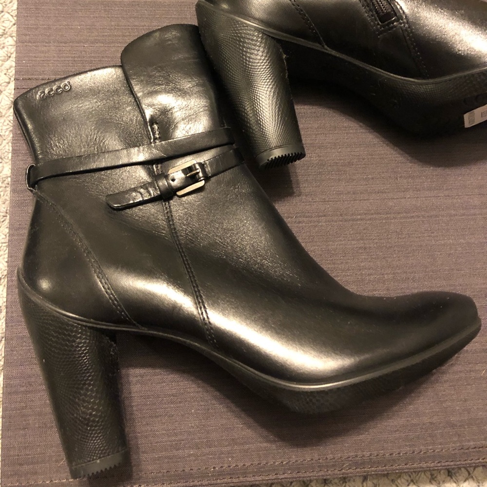 Women’s Ecco black leather booties - US size 9